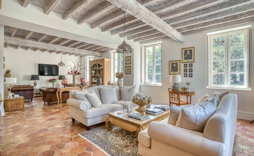 Near Villeneuve Sur Lot Magnificent Riverside Chateau With 6 Bedrooms And 8 Hectares Of Land