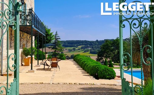 Near Villeneuve Sur Lot Magnificent Riverside Chateau With 6 Bedrooms And 8 Hectares Of Land