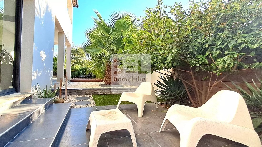 Villa in Arrondissement of Nimes, Occitania, France 4 - 16461395