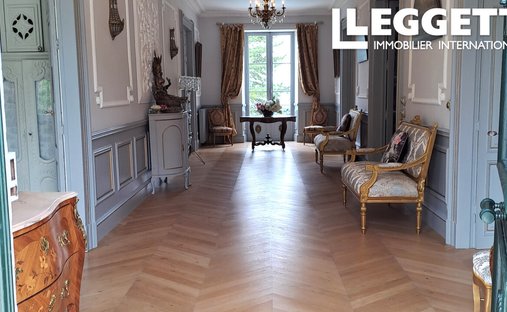 Near Villeneuve Sur Lot Magnificent Riverside Chateau With 6 Bedrooms And 8 Hectares Of Land