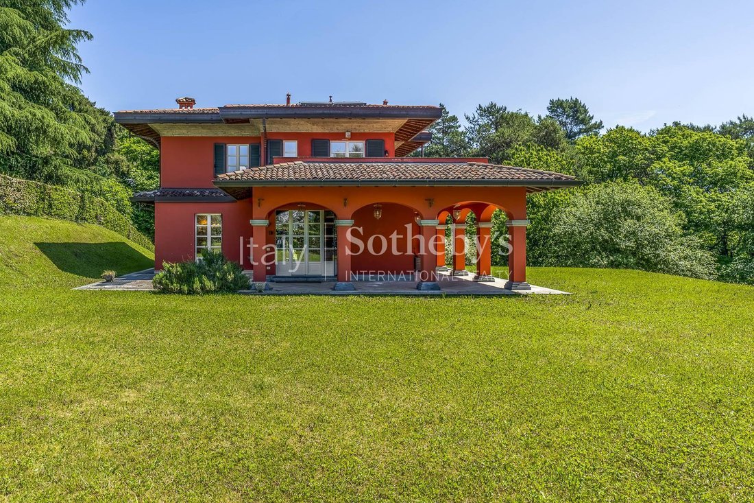 House in Oltrona di San Mamette, Lombardy, Italy 2 - 15697036
