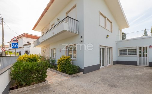 House in Algueirao-Mem Martins, Lisbon, Portugal 1