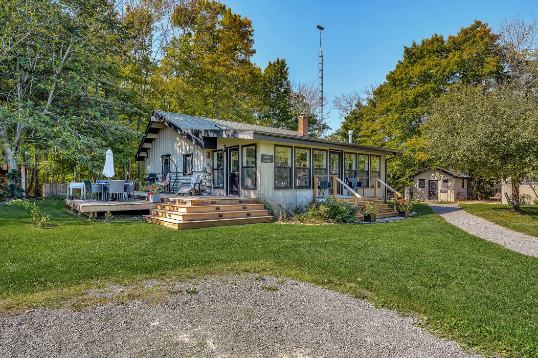 House in Prince Edward, Ontario, Canada 2 - 16462687