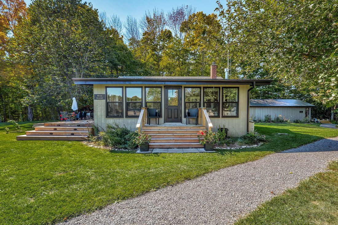 House in Prince Edward, Ontario, Canada 4 - 16462687