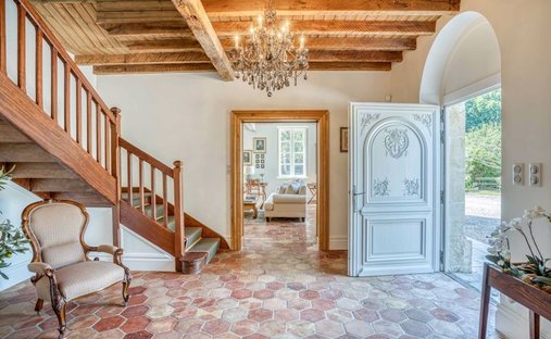 Near Villeneuve Sur Lot Magnificent Riverside Chateau With 6 Bedrooms And 8 Hectares Of Land