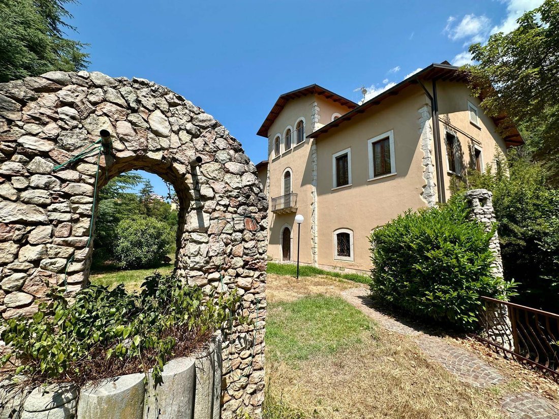 Villa in L'Aquila, Abruzzo, Italy 1 - 16470187