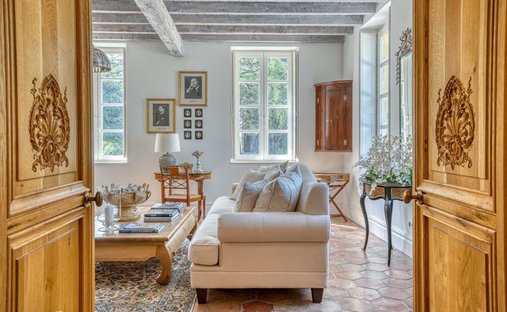 Near Villeneuve Sur Lot Magnificent Riverside Chateau With 6 Bedrooms And 8 Hectares Of Land