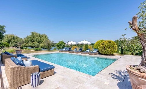 Near Villeneuve Sur Lot Magnificent Riverside Chateau With 6 Bedrooms And 8 Hectares Of Land