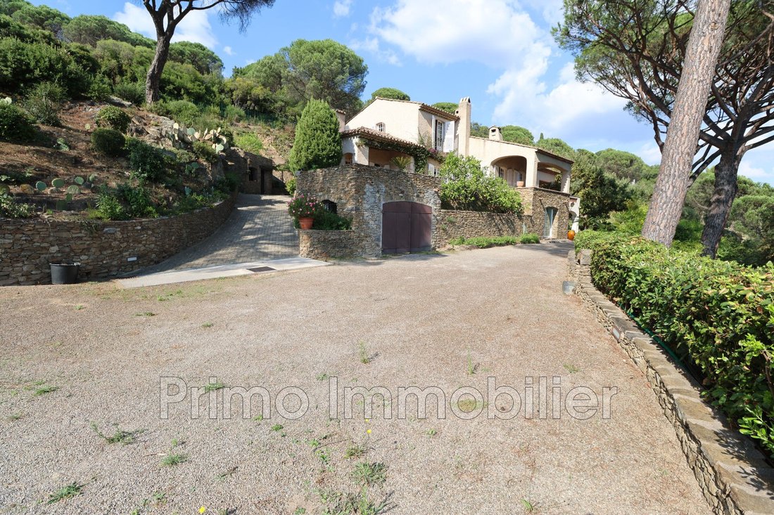 Villa in Grimaud, Provence-Alpes-Côte d'Azur, France 1 - 16467872
