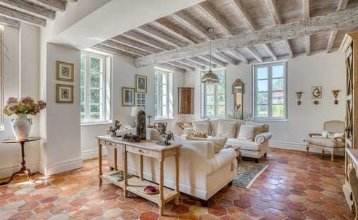 Near Villeneuve Sur Lot Magnificent Riverside Chateau With 6 Bedrooms And 8 Hectares Of Land