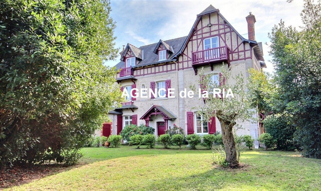 Sale Of Manor In Saint Michel Chef Chef, 266m² 9 Rooms €910,000 With Pool