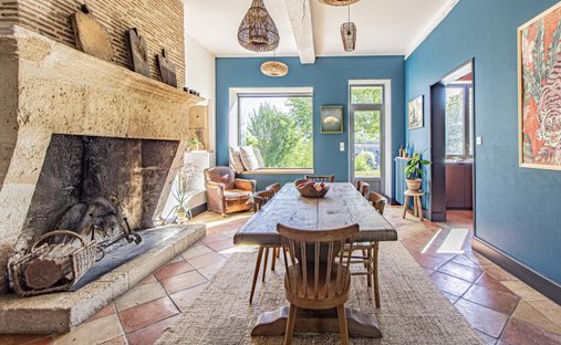 5 Min From Sainte Foy La Grande: Historic Castle Of 600m², Its Vineyard Of 85ha, Gîtes, Stable And 3