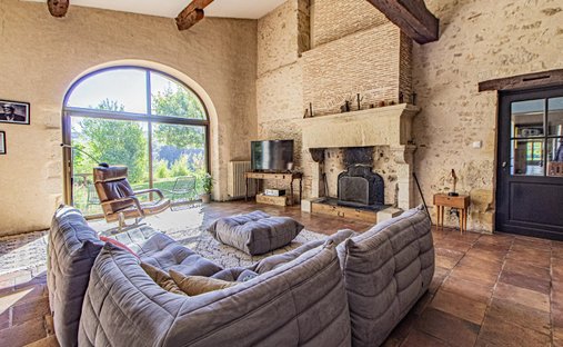 5 Min From Sainte Foy La Grande: Historic Castle Of 600m², Its Vineyard Of 85ha, Gîtes, Stable And 3