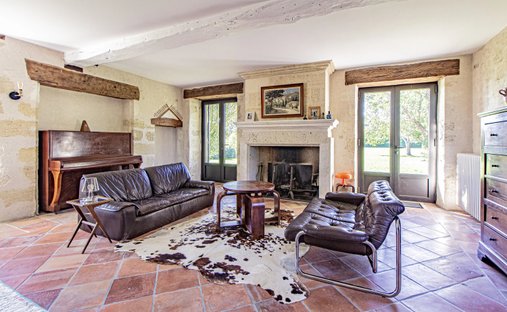 5 Min From Sainte Foy La Grande: Historic Castle Of 600m², Its Vineyard Of 85ha, Gîtes, Stable And 3