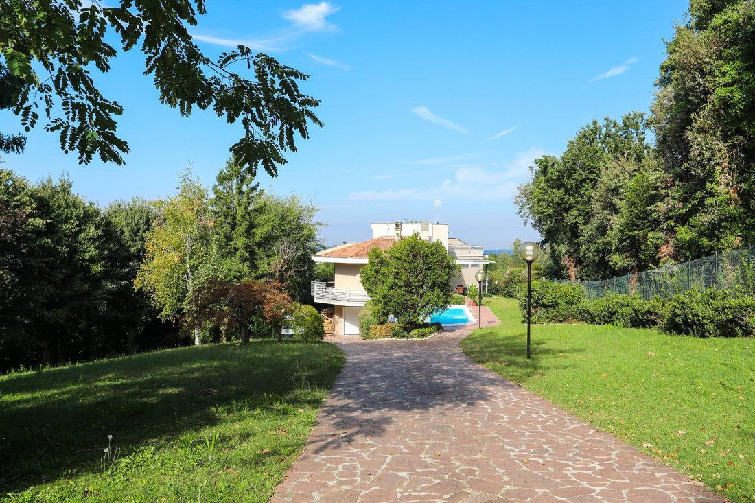 Villa in Castiglione delle Stiviere, Lombardy, Italy 1 - 16470192