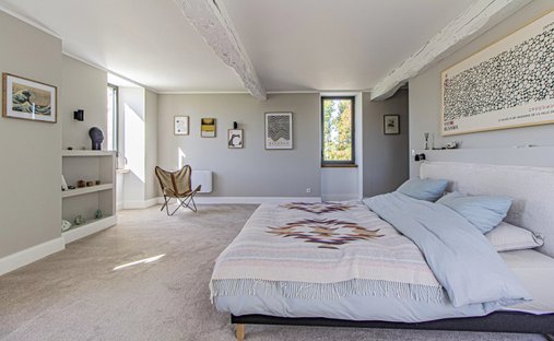 5 Min From Sainte Foy La Grande: Historic Castle Of 600m², Its Vineyard Of 85ha, Gîtes, Stable And 3