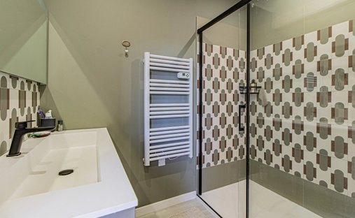 5 Min From Sainte Foy La Grande: Historic Castle Of 600m², Its Vineyard Of 85ha, Gîtes, Stable And 3