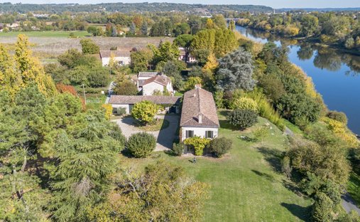5 Min From Sainte Foy La Grande: Historic Castle Of 600m², Its Vineyard Of 85ha, Gîtes, Stable And 3