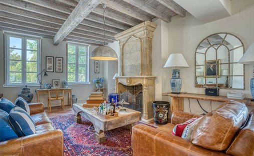 Near Villeneuve Sur Lot Magnificent Riverside Chateau With 6 Bedrooms And 8 Hectares Of Land