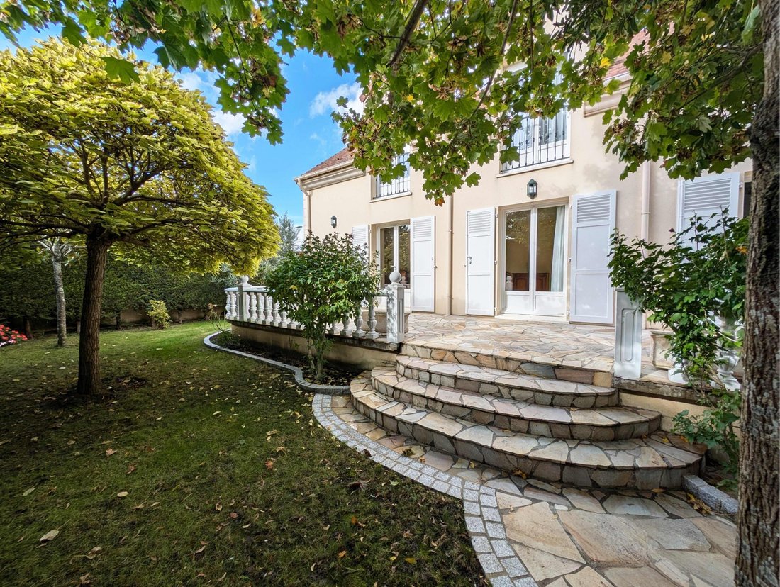 House in Les Clayes-sous-Bois, Ile-de-France, France 1 - 16468536