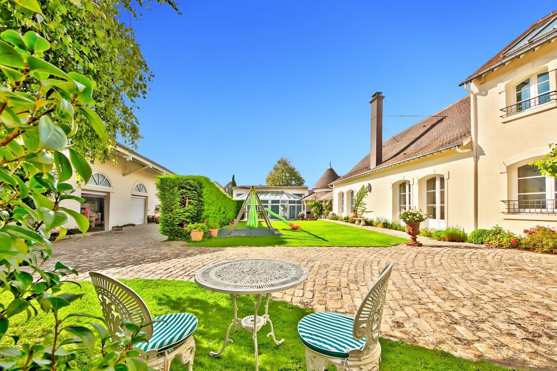 House in Les Residences, Noisy-le-Roi, France 1 - 16467777