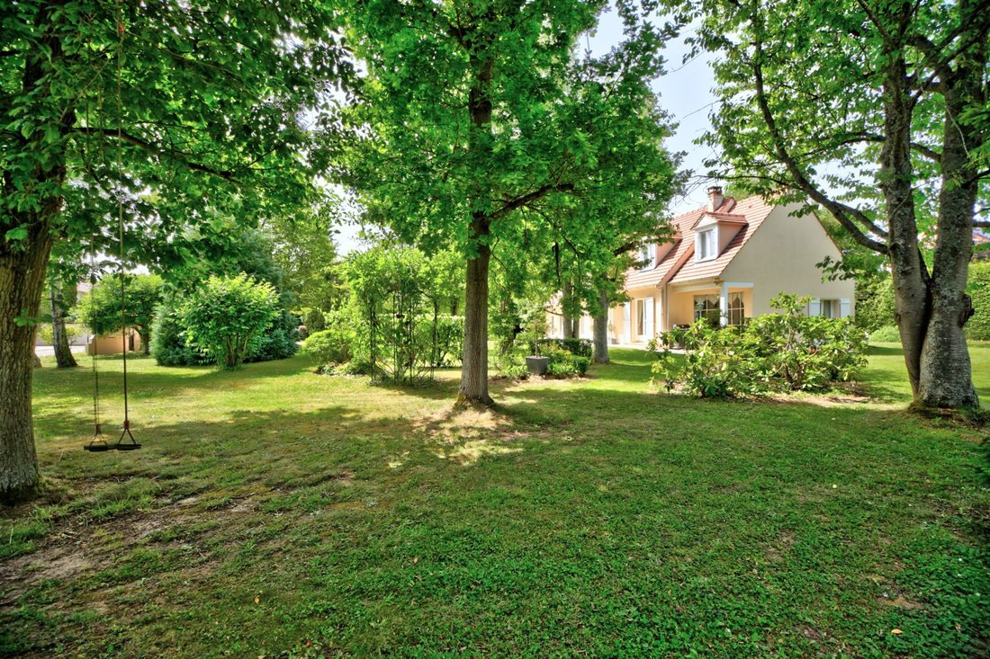 House in Les Alluets-le-Roi, Ile-de-France, France 4 - 16468471
