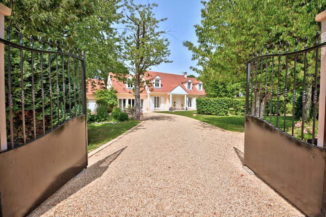 House in Les Alluets-le-Roi, Ile-de-France, France 1 - 16468471
