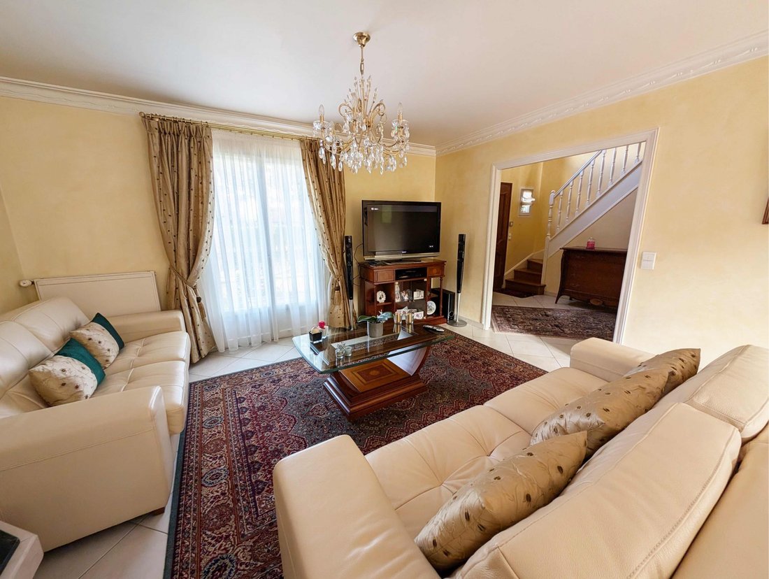 House in Les Clayes-sous-Bois, Ile-de-France, France 3 - 16468536