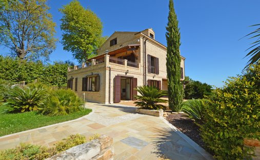 Casa di campagna a Lapedona, Marche, Italia 1