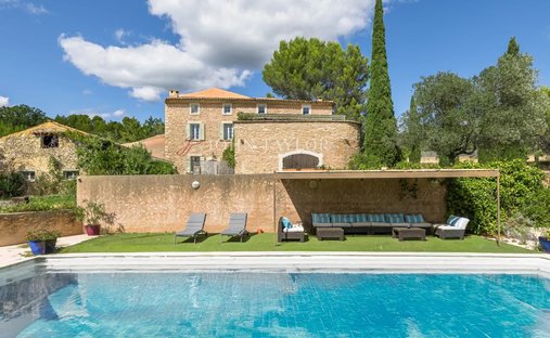 Farm Ranch in Saint-Saturnin-lès-Apt, Provence-Alpes-Côte d'Azur, France 1