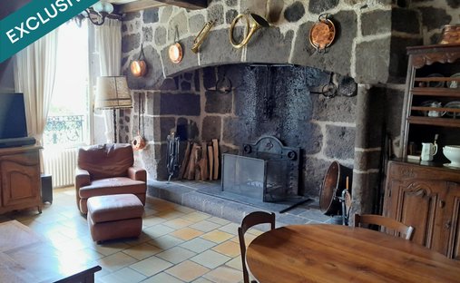 Castle for Sale in Aurillac, Auvergne-Rhône-Alpes, France