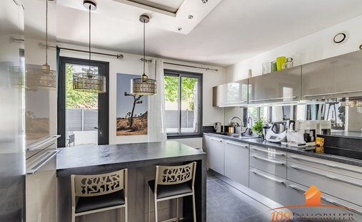 Castle for Sale in Villefranche-sur-Saone, Auvergne-Rhône-Alpes, France