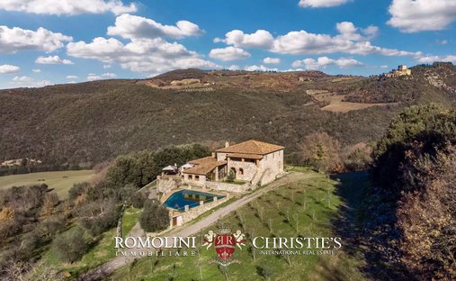 Castle for Sale in Castiglione d'Orcia, Tuscany, Italy