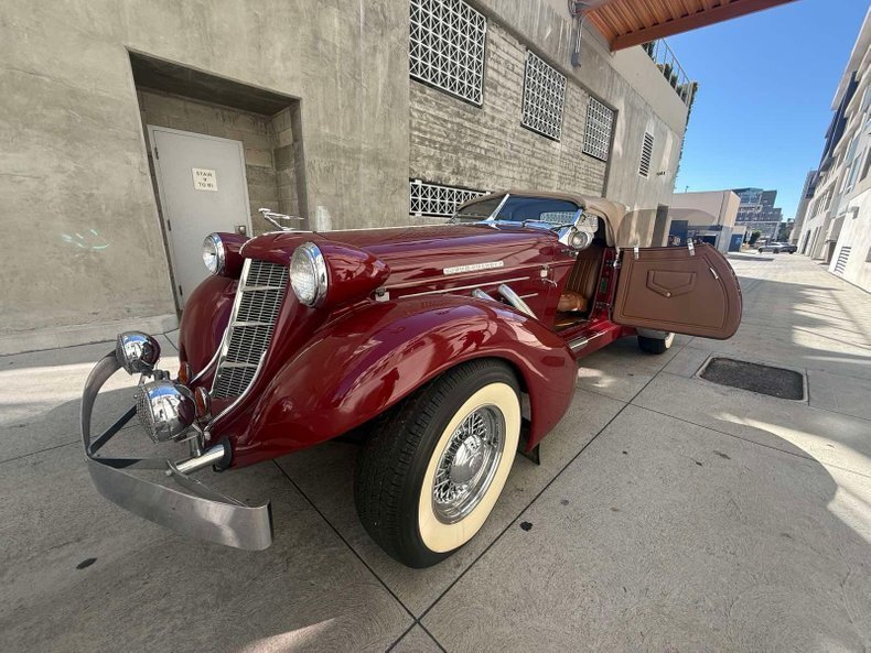 Cabriolet in Glendale, United States 2 - 16477431