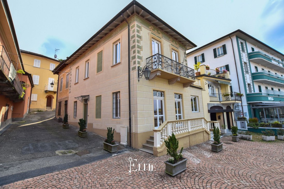 Villa in Porto Valtravaglia, Lombardy, Italy 1 - 16478085