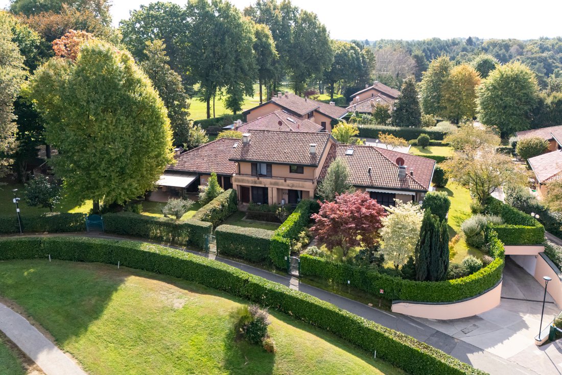 Villa in Carbonate, Lombardy, Italy 1 - 16479003