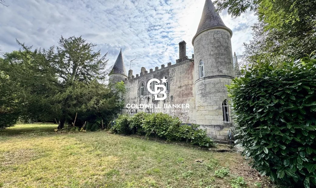 Saint Loubès, Manor With 10 Rooms, Park, Swimming Pool, And Outbuildings.