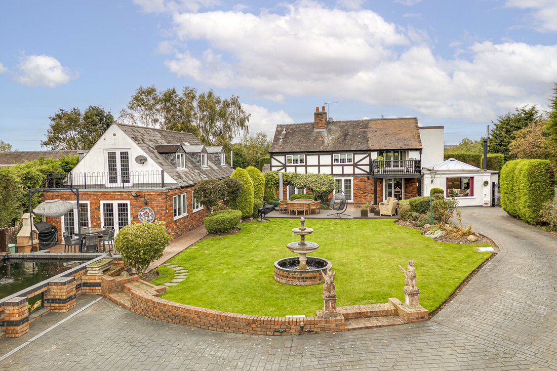 House in Norton Canes, England 2 - 16482046