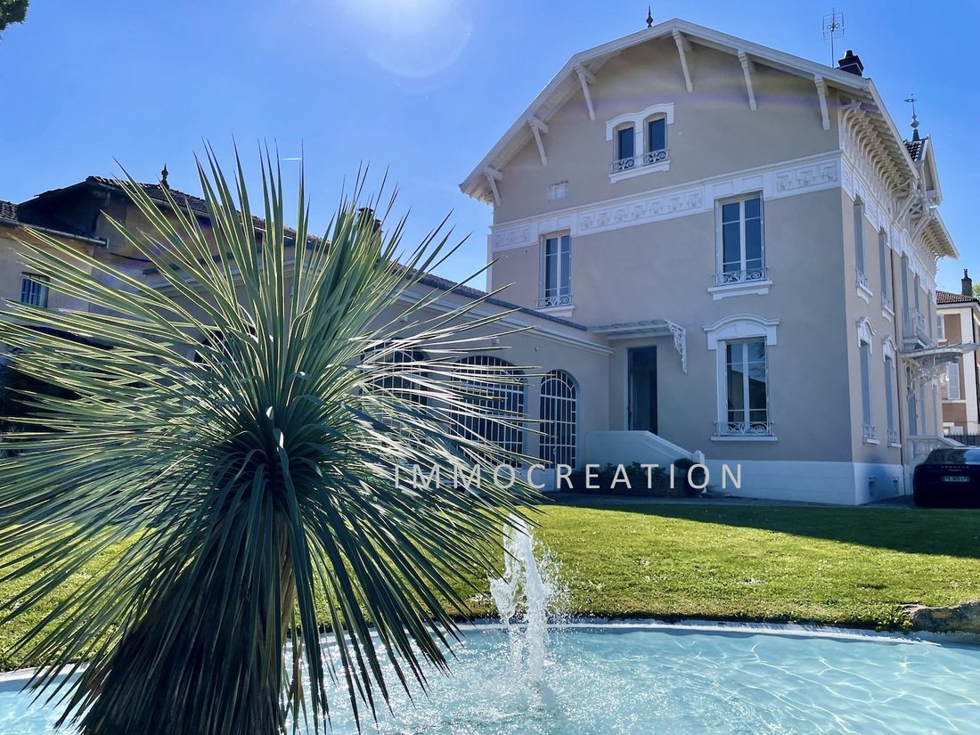Estate in Écully, Auvergne-Rhône-Alpes, France 1 - 16479866