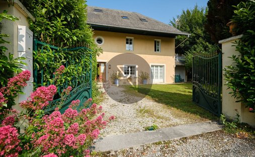 Casa a Periferia, Poisy, Francia 1