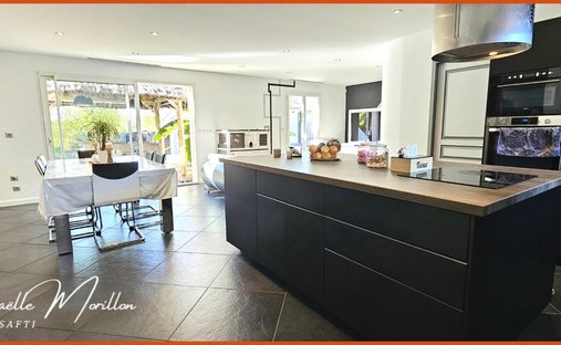 Castle for Sale in Saint-Loubès, Nouvelle-Aquitaine, France