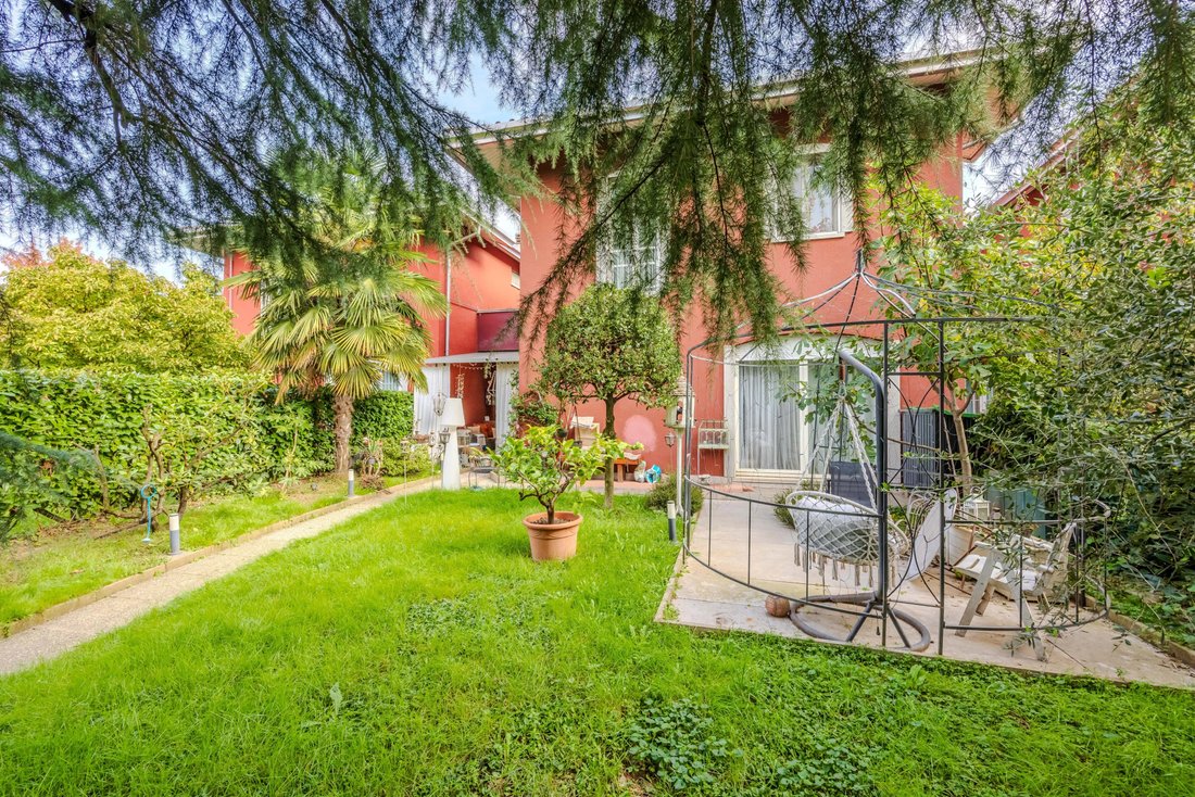 Villa in Center, Rho, Lombardy 2 - 16481685