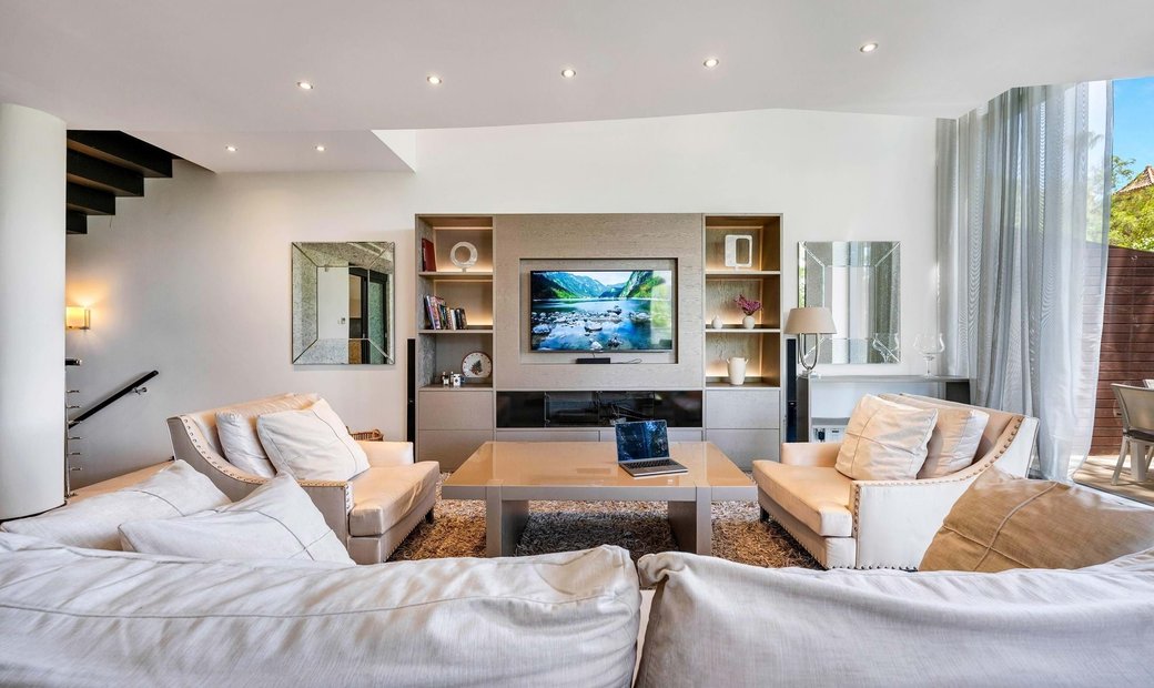 Visual Reference: Modern Townhouse With Smart Home System Security In Marbella