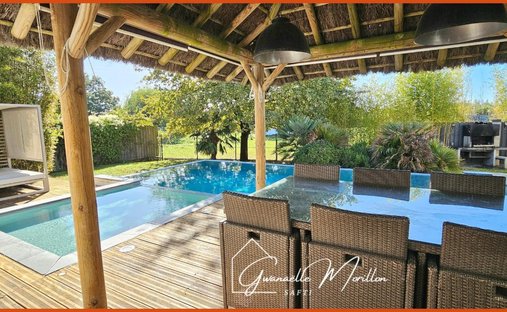 Castle for Sale in Saint-Loubès, Nouvelle-Aquitaine, France