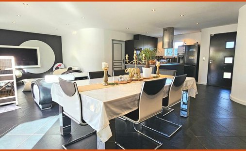 Castle for Sale in Saint-Loubès, Nouvelle-Aquitaine, France