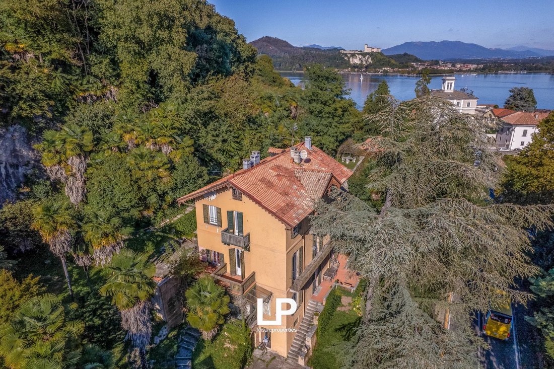 Villa en Arona, Piamonte, Italia 1 - 16480507