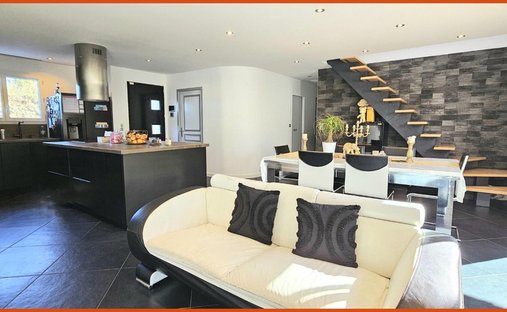 Castle for Sale in Saint-Loubès, Nouvelle-Aquitaine, France