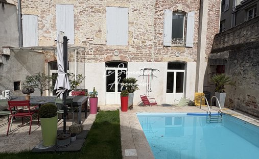 Agen Charming Estate With Manor House, Caretaker's House, Barn For Events, River, Lake 19 Hectares