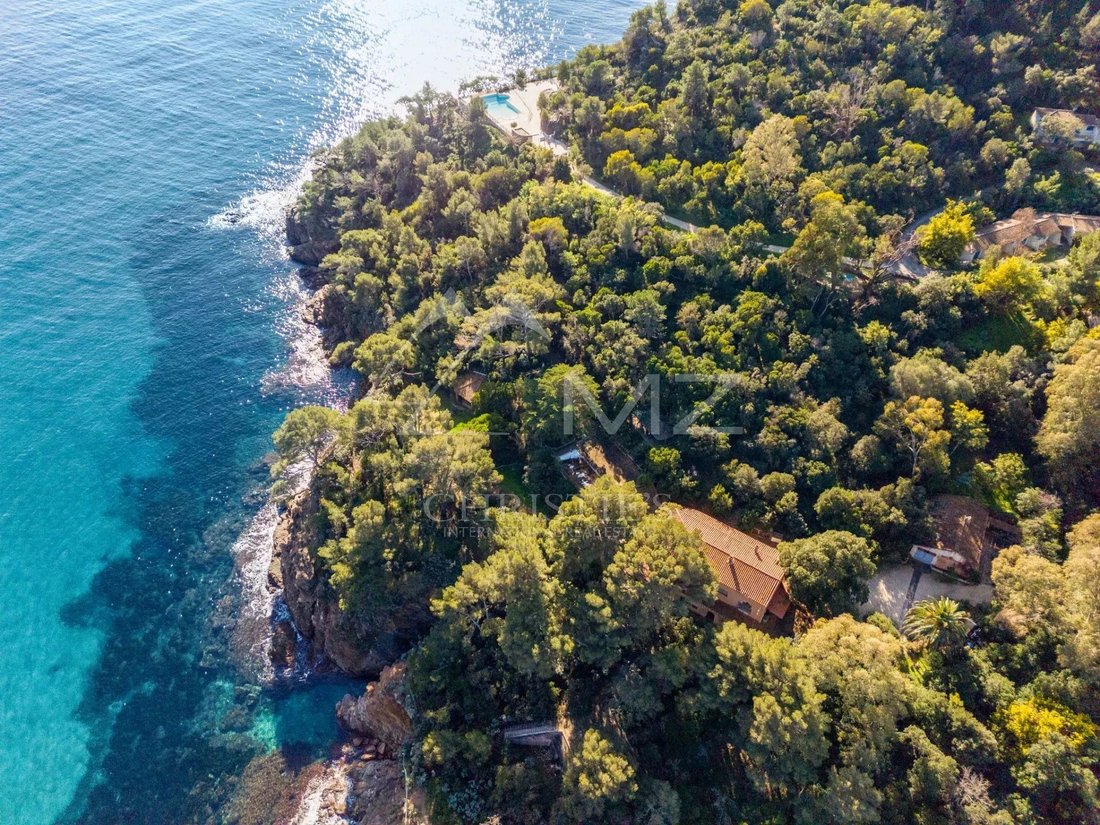 Estate in Le Lavandou, Provence-Alpes-Côte d'Azur, France 3 - 16485656
