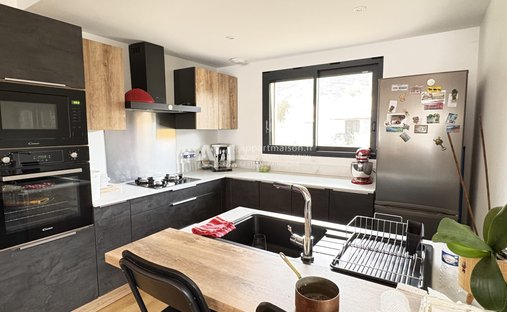 Castle for Sale in Plan-d'Aups-Sainte-Baume, Provence-Alpes-Côte d'Azur, France